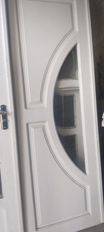 1 yangi eshik 2 ta deraza sotiladi
