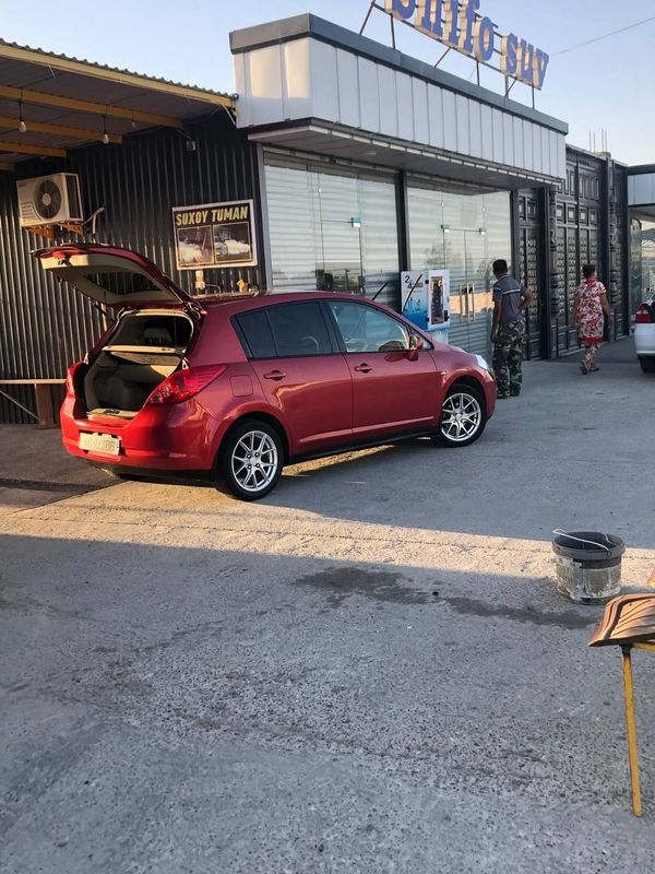 NISSAN TIIDA Hetchbek sotiladi. 2008-yil, 1.8, Avtomat!