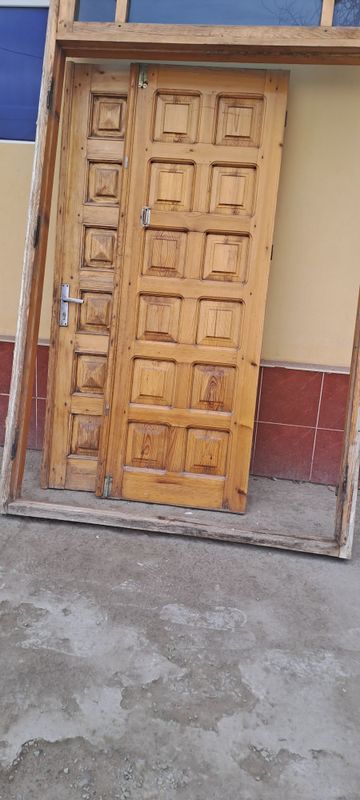 Taxtali eshik sotiladi. Taxtali eshik sotiladi.