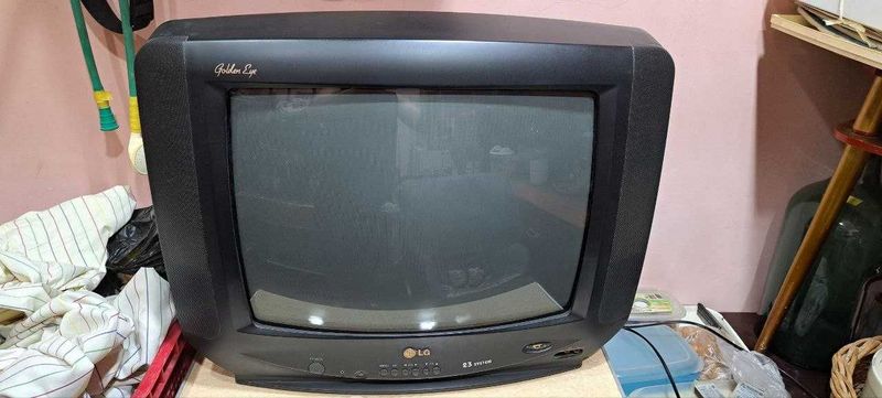 Телевизор LG -32 см. Телевизор LG -32 см.