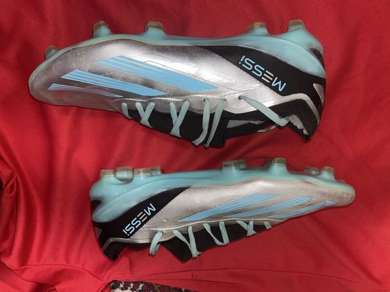 Adidas Messi butsi, 39 razmer, juda kam kiyilgan Adidas Messi butsi, 39 razmer, juda kam kiyilgan