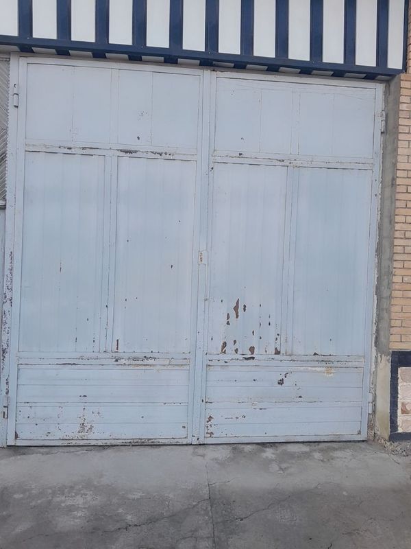 Darvoza sotiladi qalin ugolnik va shvellerdan yasalgan Darvoza sotiladi qalin ugolnik va shvellerdan yasalgan