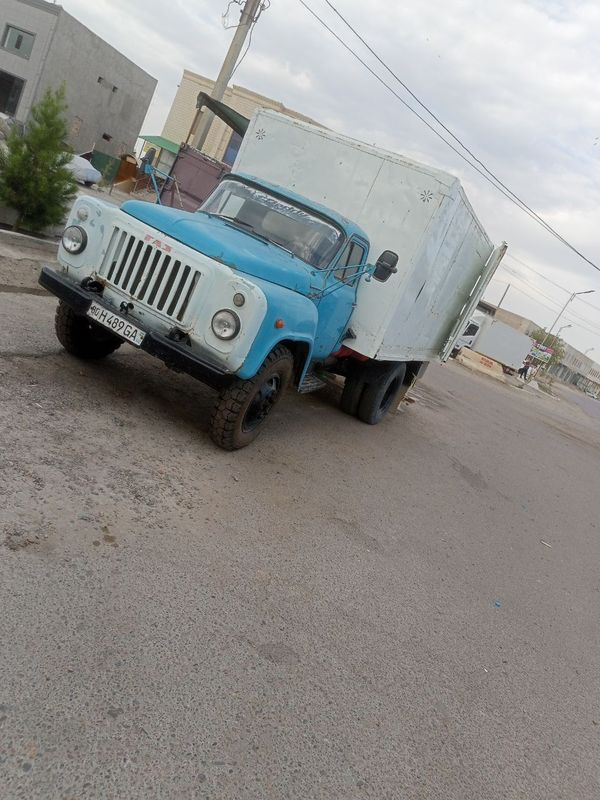 Gaz 53 mashinasi sotiladi