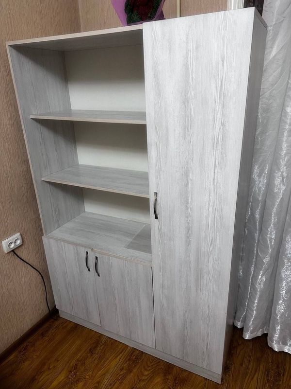 Shkaf holati yangidek tuirbdi Shkaf holati yangidek tuirbdi