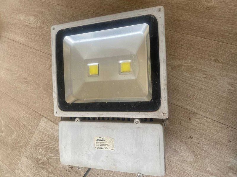 Прожектор 100w продается