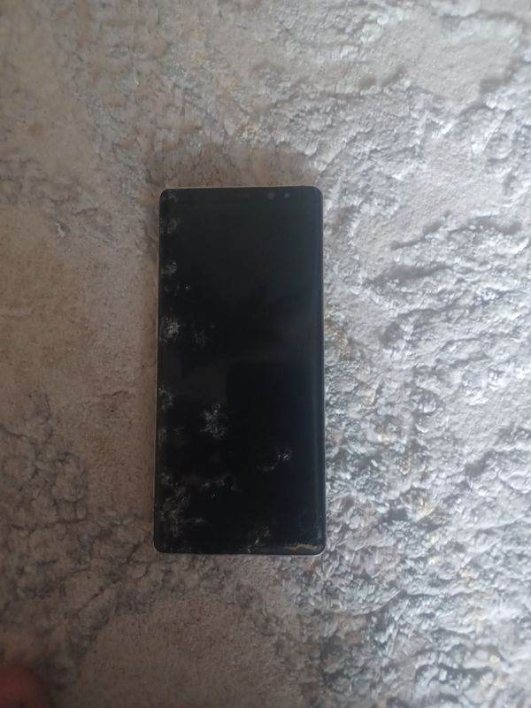 Samsung 10 sotiladi tegida ruchkasi bor ekran bilan orqa kriwka qoyiw Samsung 10 sotiladi tegida ruchkasi bor ekran bilan orqa kriwka qoyiw