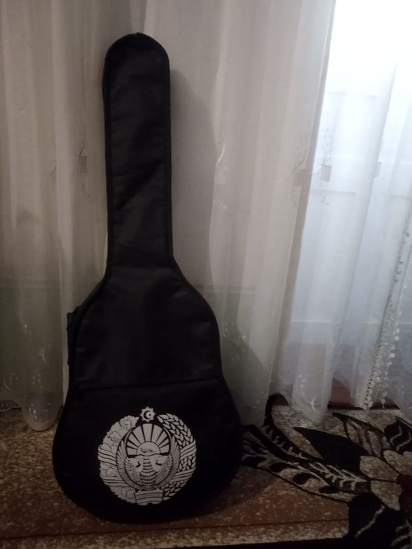 Orginal gitara sotiladi Orginal gitara sotiladi