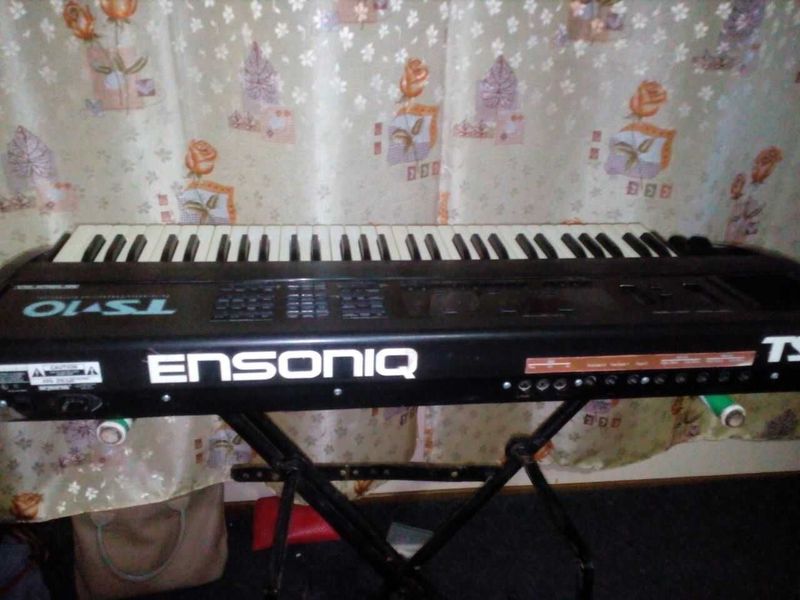 ENSONIQ holati a'lo ishlashi juda zo'r aybi yo'q toza saqlangan