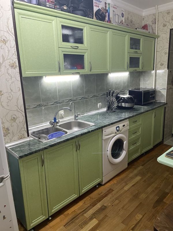 Продается срочно б/у кухня (с газ.плитой и вытежкой) Продается срочно б/у кухня (с газ.плитой и вытежкой)