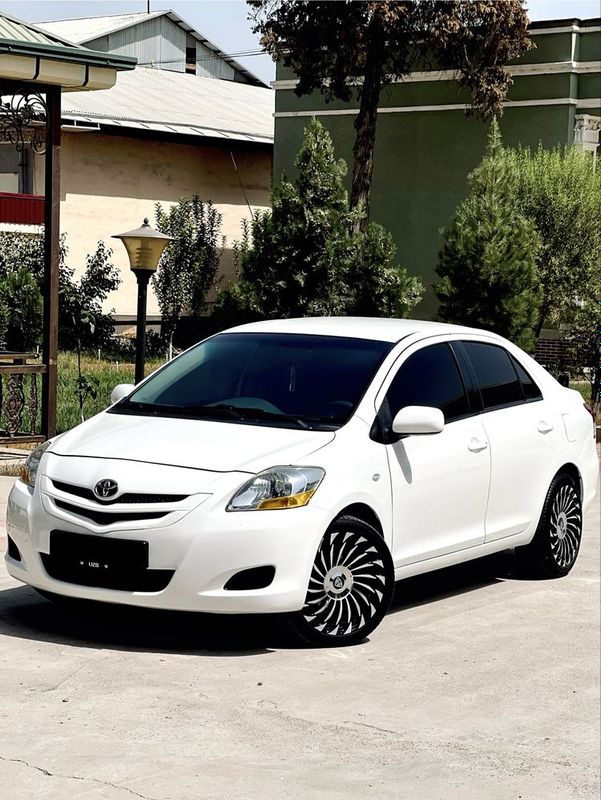 Toyota Yaris srochna sotiladi xolati idiyal kiraska tozza faqat naxtka