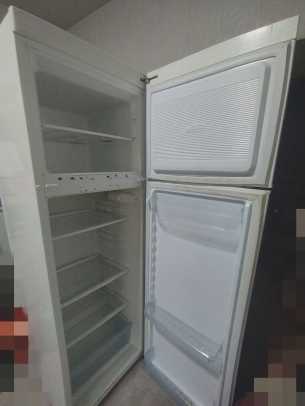 Холодильник срочно сотилади