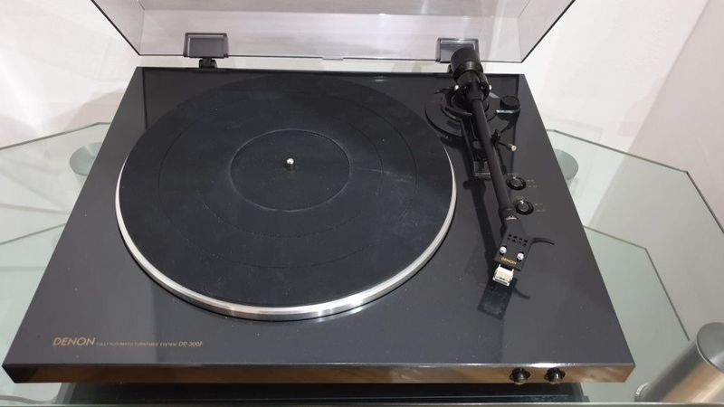 Продается виниловый проигрыватель DENON-DP-300F