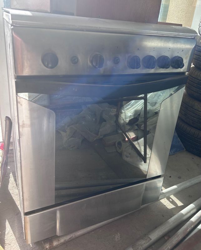 Вытяжка и газовая плита indesit в хорошем рабочем состоянии Вытяжка и газовая плита indesit в хорошем рабочем состоянии