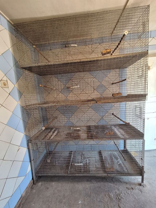 Продаю клетки б/у.