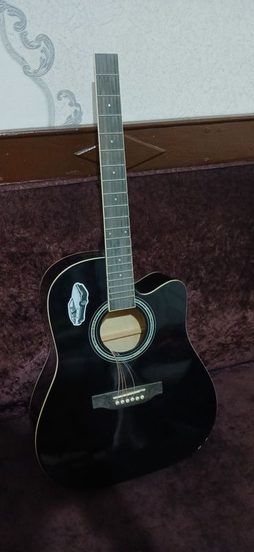 akustik gitara 40 razmer faqat kursatilgan joyi sn