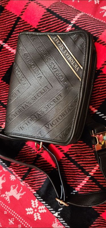 Сумка поясная Victoria's Secret оригинал состояние отличное Сумка поясная Victoria's Secret оригинал состояние отличное