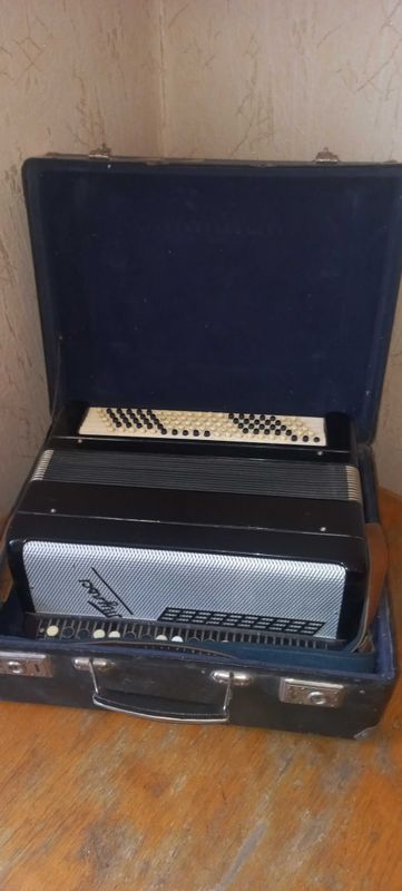 Продаются два Баяна 3/4 и полный баян в хорошем состоянии в футлярах