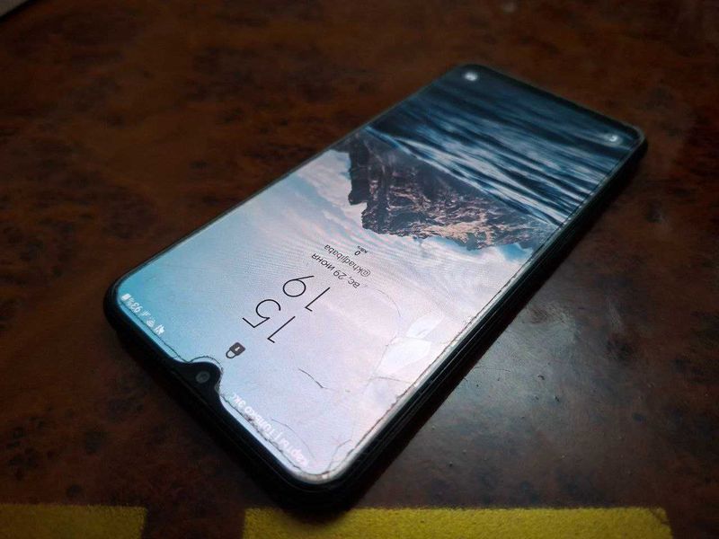 Продам Samsung A20 sotiladi Продам Samsung A20 sotiladi