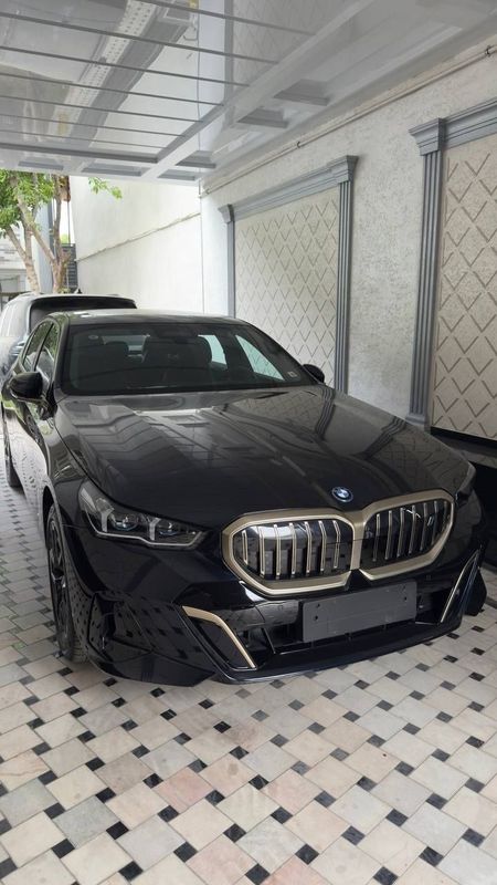Натариус BMW i5 35L M sport 2024 Натариус BMW i5 35L M sport 2024