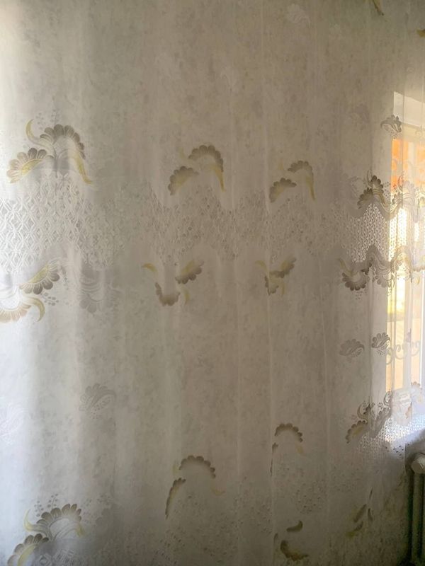 Тюль для зала. Цвет светлый с бежевым узором. Ширина 4,5м, высота 2,5 Тюль для зала. Цвет светлый с бежевым узором. Ширина 4,5м, высота 2,5