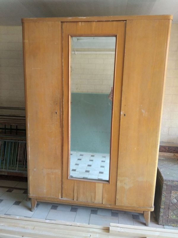 Деревянный шкаф , старый Деревянный шкаф , старый