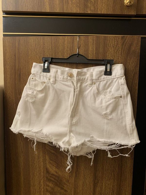 Женские джинсовые шорты белого цвета Pull&Bear Женские джинсовые шорты белого цвета Pull&Bear