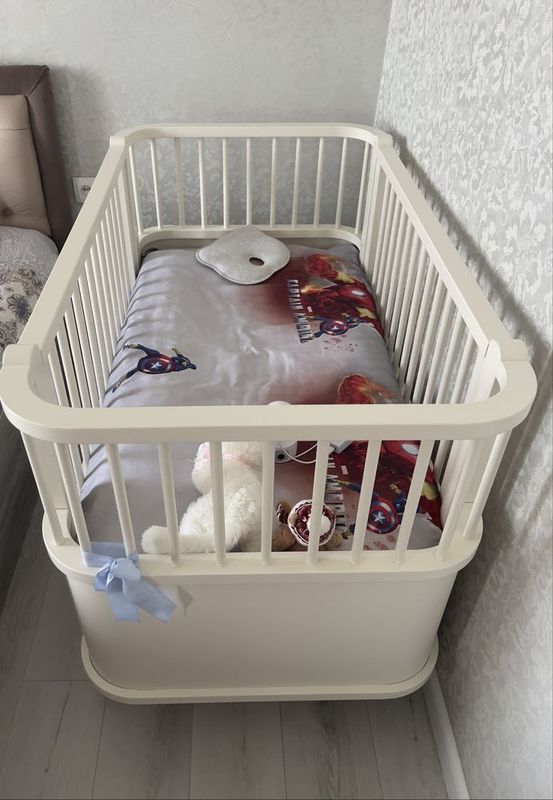 Продам детскую кровать с маятником. Продам детскую кровать с маятником.