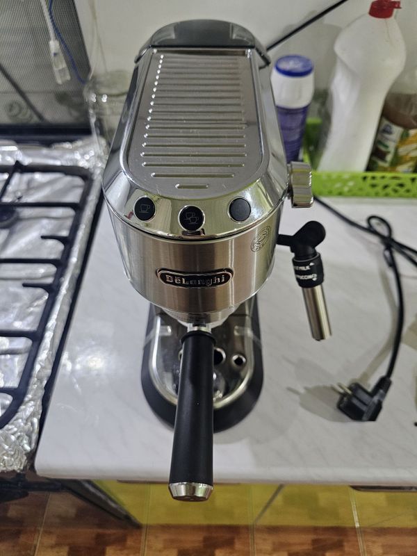 Роковая кофеварка Delonghi EC685.M Dedica, 15 бар, капучинатор, 1.1л