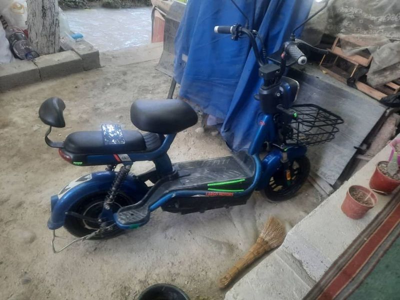 Skuter sotiladi yaxshi xolatda Skuter sotiladi yaxshi xolatda
