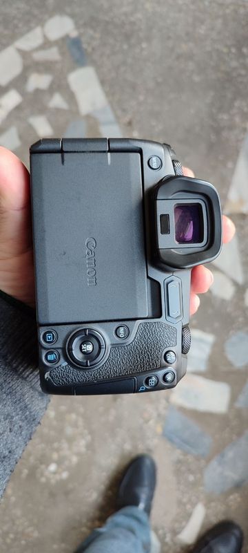 Canon EOS R body Canon EOS R body