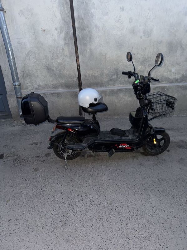 Skutr ideal yengi orqa pakrishka qoyilgan Skutr ideal yengi orqa pakrishka qoyilgan