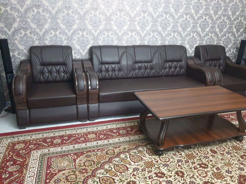 Divan kreslo+ jurnalniy stol yangi ishlatilmagan Divan kreslo+ jurnalniy stol yangi ishlatilmagan