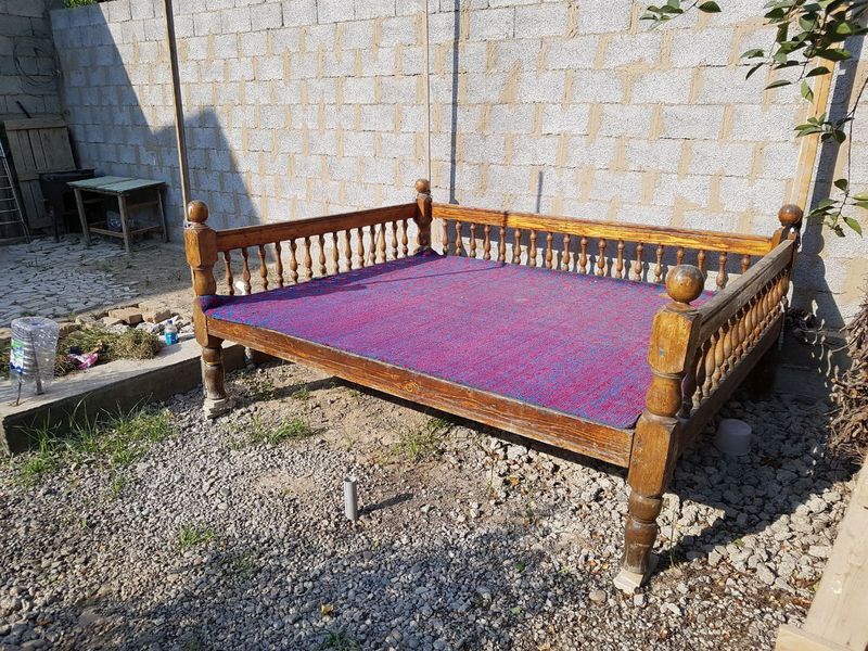 Kravat suri sotiladi.Xolati yaxshi.Hech qayeri sinmagan.Namangan shaxa