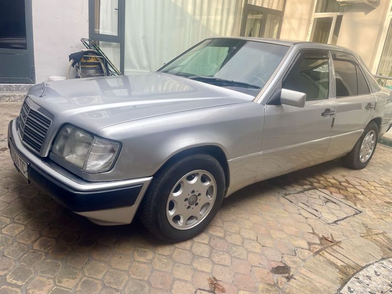 Срочно продам w 124 E200 автомат