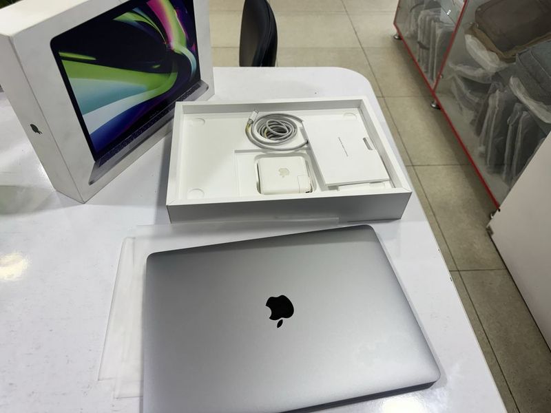 Macbook pro M1 chip 8/512 ssd ideal yangidek full karobka dokumentlik