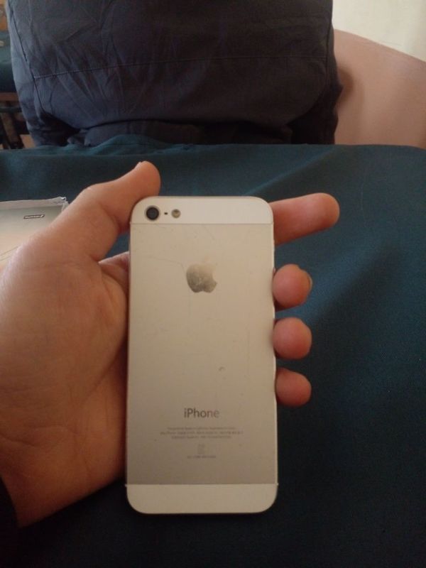 Iphone 5s sotiladi ekran ishlamaydi