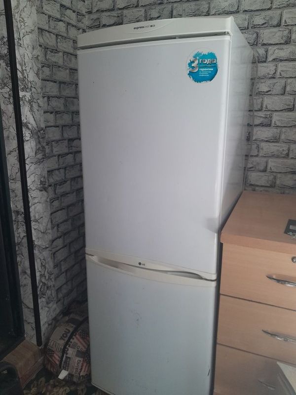 Холодильник LG в хорошем состоянии
