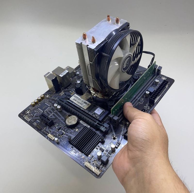 Gigabyte H470 Core i3-10100F DDR4 8gb 2666mhz m.2 nvme 128gb Gigabyte H470 Core i3-10100F DDR4 8gb 2666mhz m.2 nvme 128gb