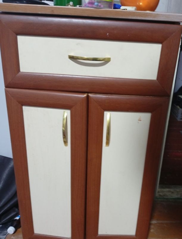 Продам тумбочку . Продам тумбочку .