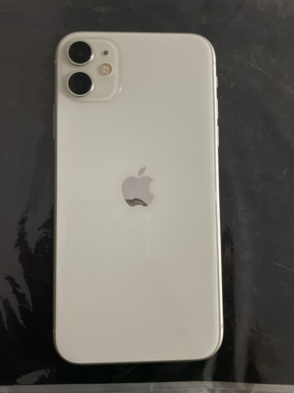 Iphone 11 oq, karobka dokument kareyada qolib ketgan. Pasport kopya