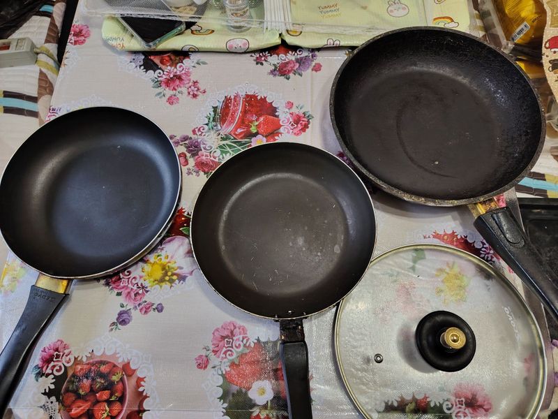 Сковородки и казан Сковородки и казан