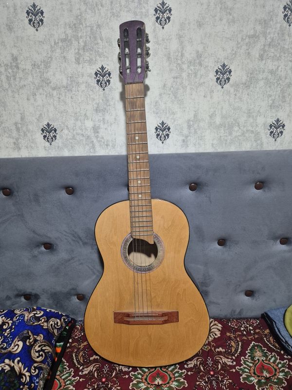 Gitara sotiladi Gitara sotiladi