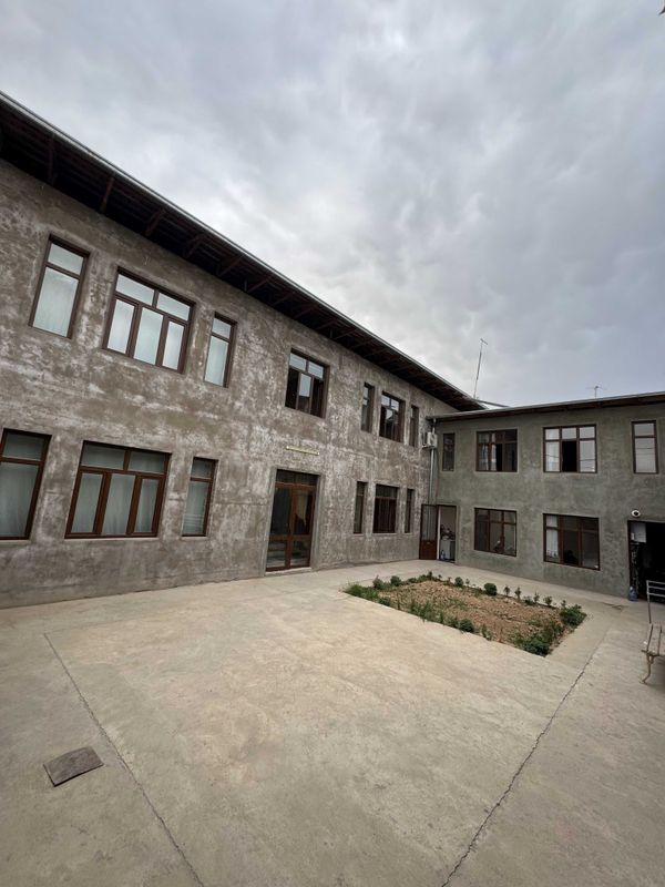 Hovli, uy. To’liq jihozlangan. Nazarbek, Harakatda.