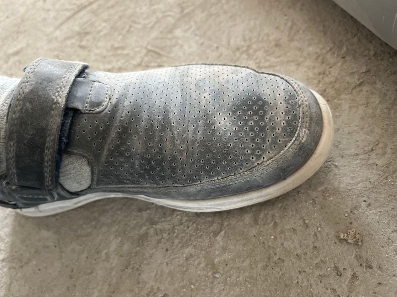 Bu oyoqkiyim rasiyadan kegan aybi rasmda razmer 35 Bu oyoqkiyim rasiyadan kegan aybi rasmda razmer 35