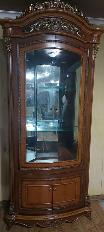 Продаю сервант угловой в отличном состоянии, б/у