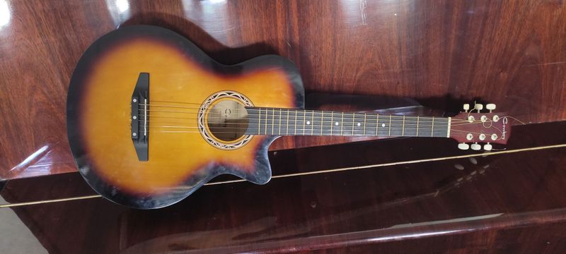 Gitara sotiladi holati yaxshi