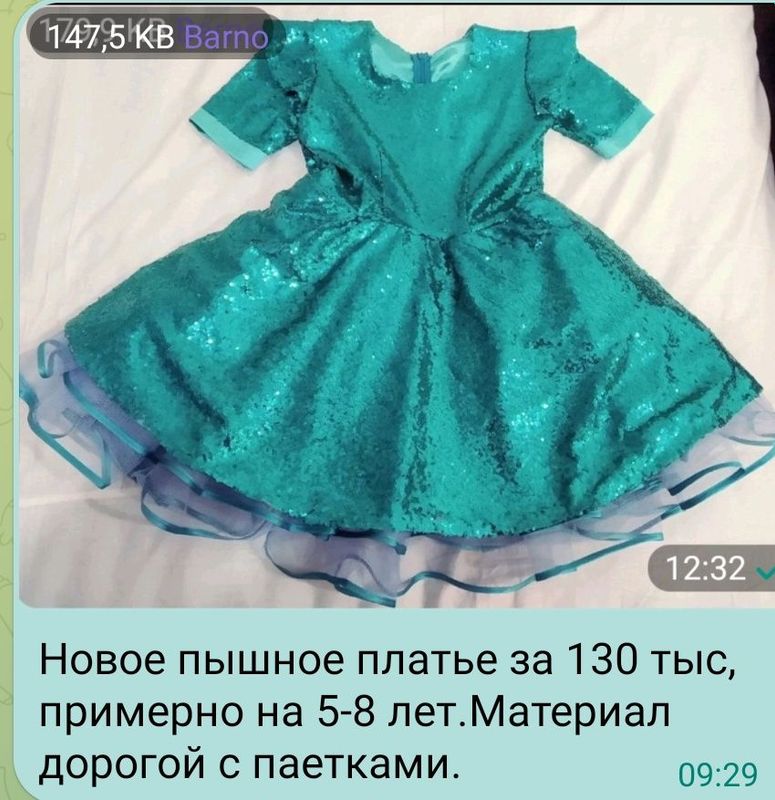 Новое платье с паетками примерно на 5-8 лет