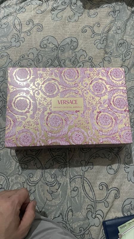 Versace nabor sotiladi original umuman ishlatilmagan Versace nabor sotiladi original umuman ishlatilmagan