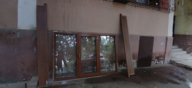 Продаётся окно с двумя подокольниками 215см × 145см Продаётся окно с двумя подокольниками 215см × 145см