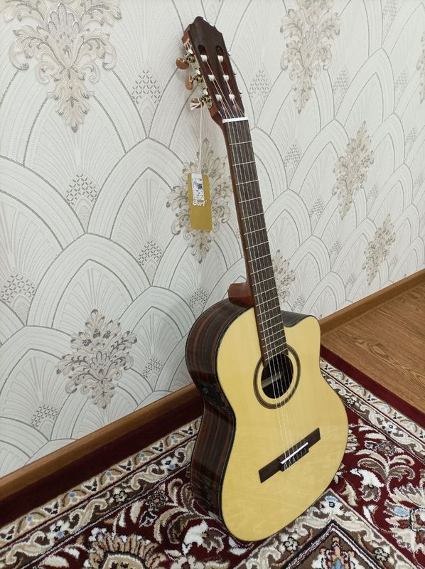 Gitara Cort Made In Indonesia 39.40 razmer